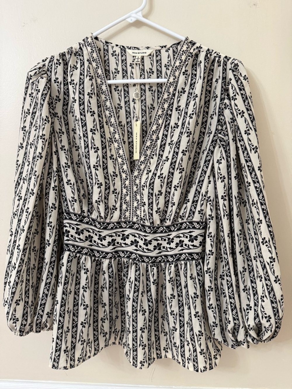 NWT Max Studio cream and black long sleeve v neck top blouse size small